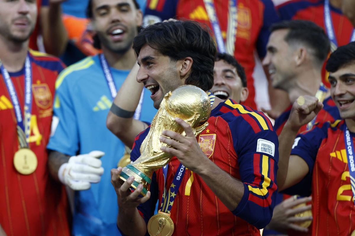 Ferran Torres con el trofeo de la Copa del Mundo tras vencer la final contra Argentina