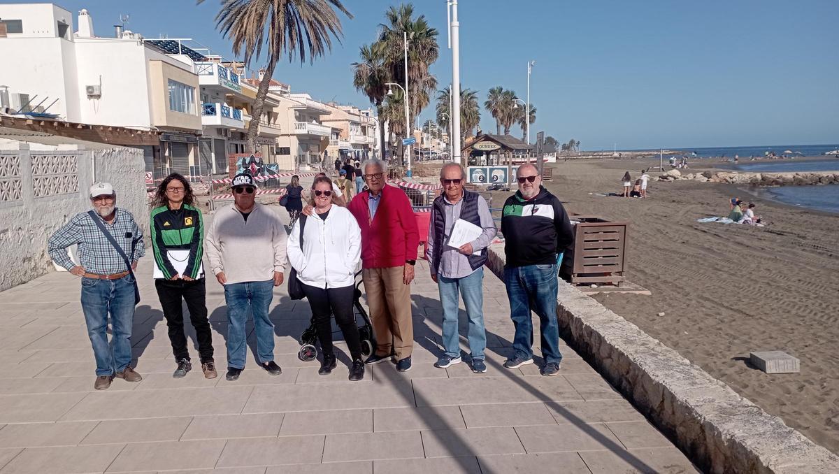 Vecinos y dirigentes vecinales de Pedregalejo, esta semana, en un tramo casi finalizado del nuevo paseo marítimo.