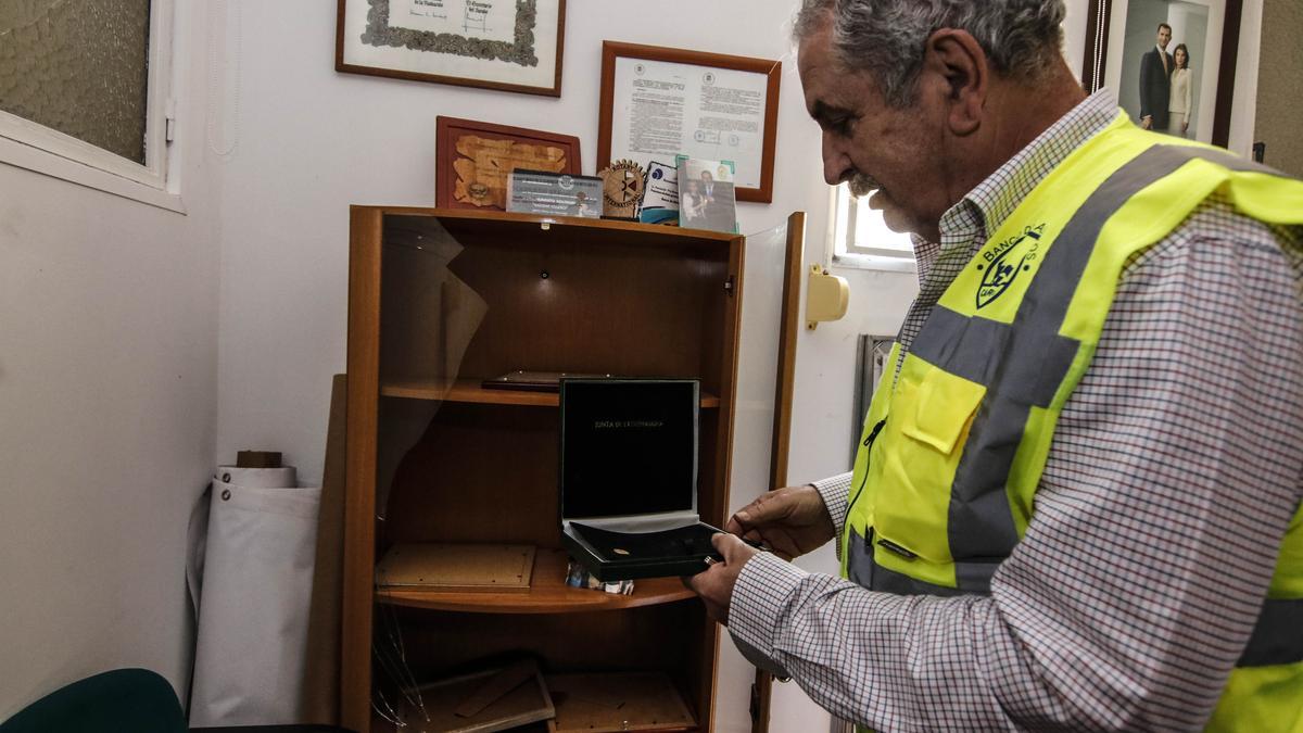 El presidente del Banco de Alimentos muestra la caja en la que guardaba una de las medallas que les han robado.