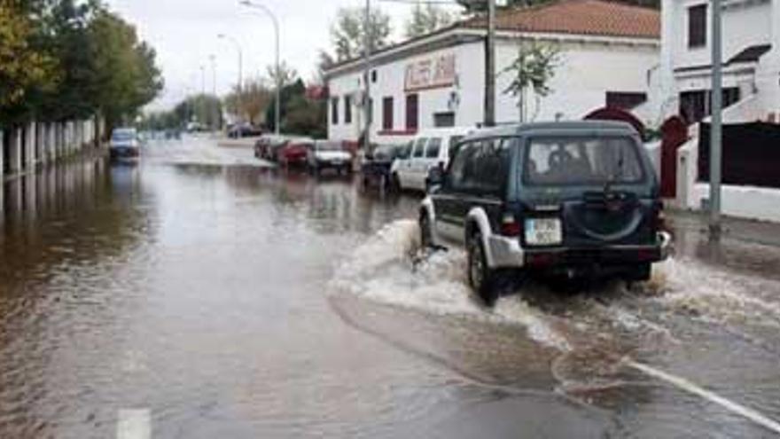 Una tubería se rompe en la ronda de San Francisco y altera el servicio en Cáceres