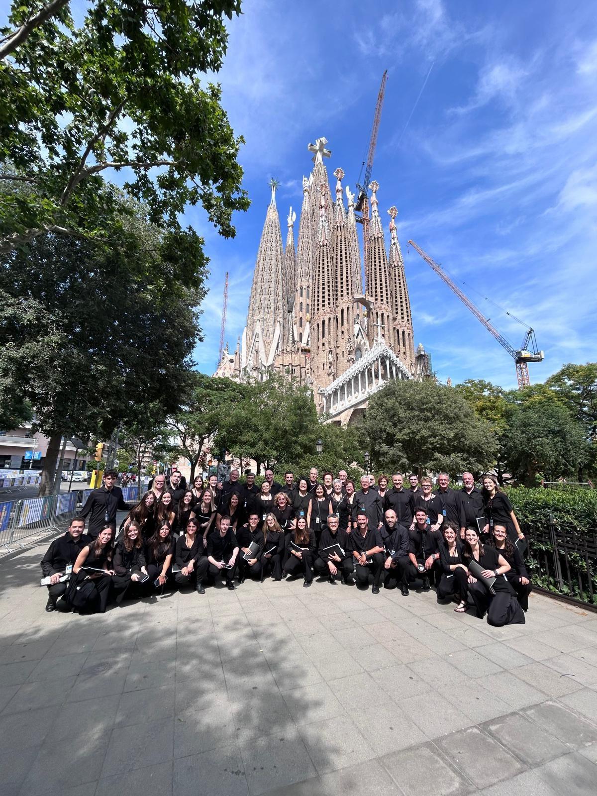 Els integrants de la coral Polifònica de Puig-reig just abans d'entrar a la Sagrada Família