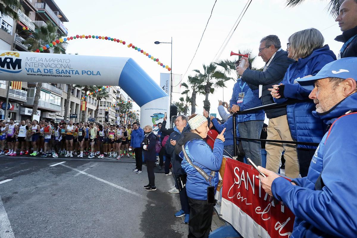 Toni Pérez, presidente de la Diputación, da la salida a la carrera.