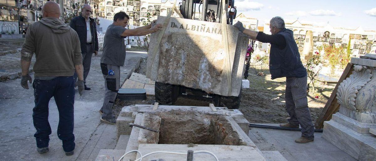 Retiren el mausoleu del primer feixista d’Espanya per buscar una fossa comuna