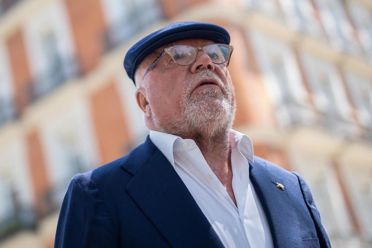 File - Retired commissioner José Manuel Villarejo in the vicinity of the National Court, in Madrid (Spain).