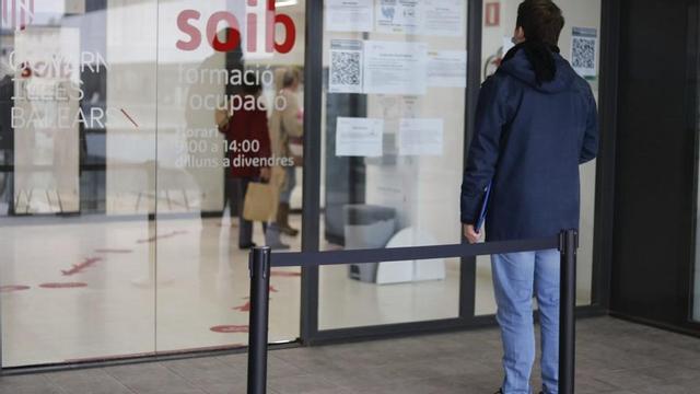 Un hombre a las puertas del SOIB en una imagen de archivo.