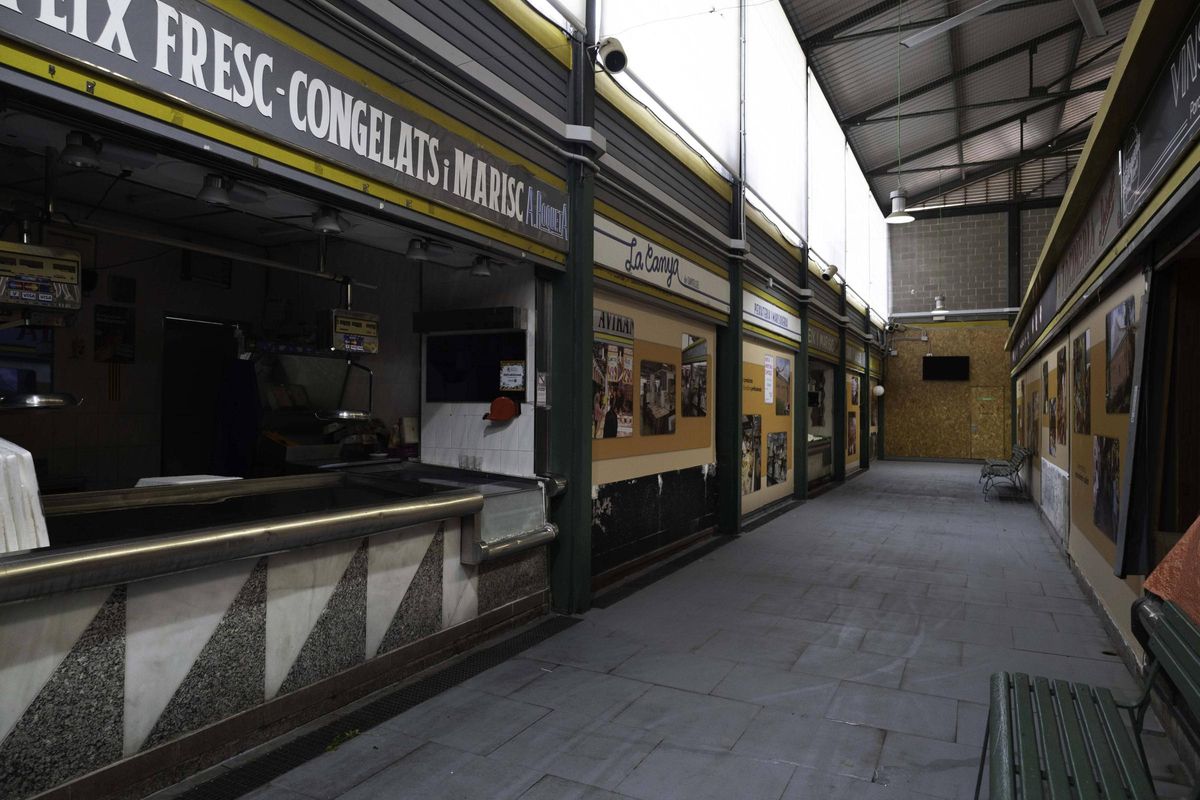Puestos cerrados en el mercado de Canyelles, en Barcelona.
