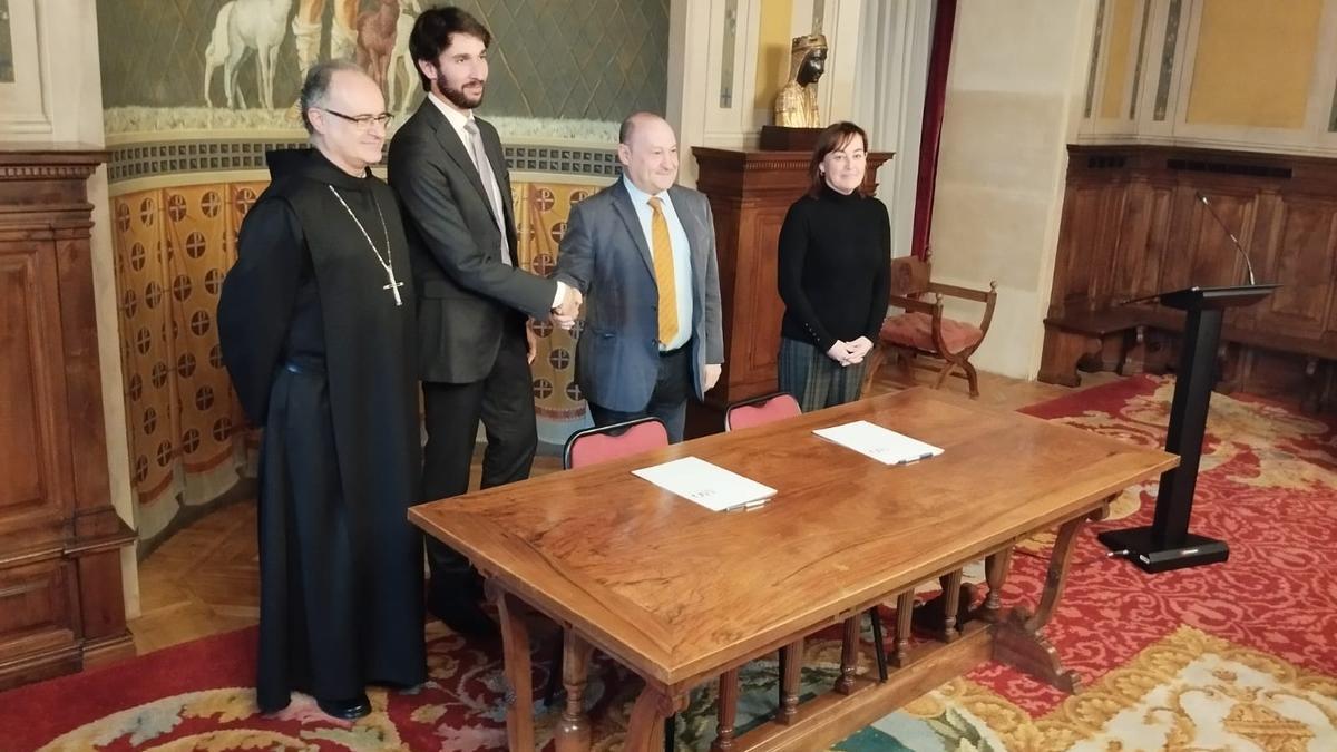 L'abat i la consellera (als dos extrems) després de la signatura del protocol entre Ferrocarrils i l'Aeri