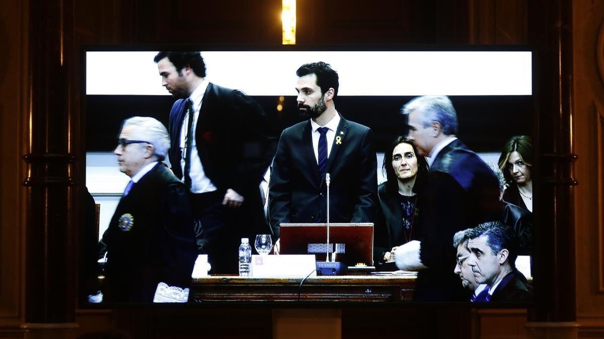 Varias personas abandonan un acto del ICAB mientras interviene el presidente del Parlament, Roger Torrent