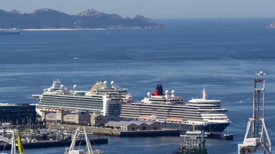 Los dos megacruceros, atracados ayer en el puerto de Vigo, con las islas Cíes al fondo. // Ricardo Grobas