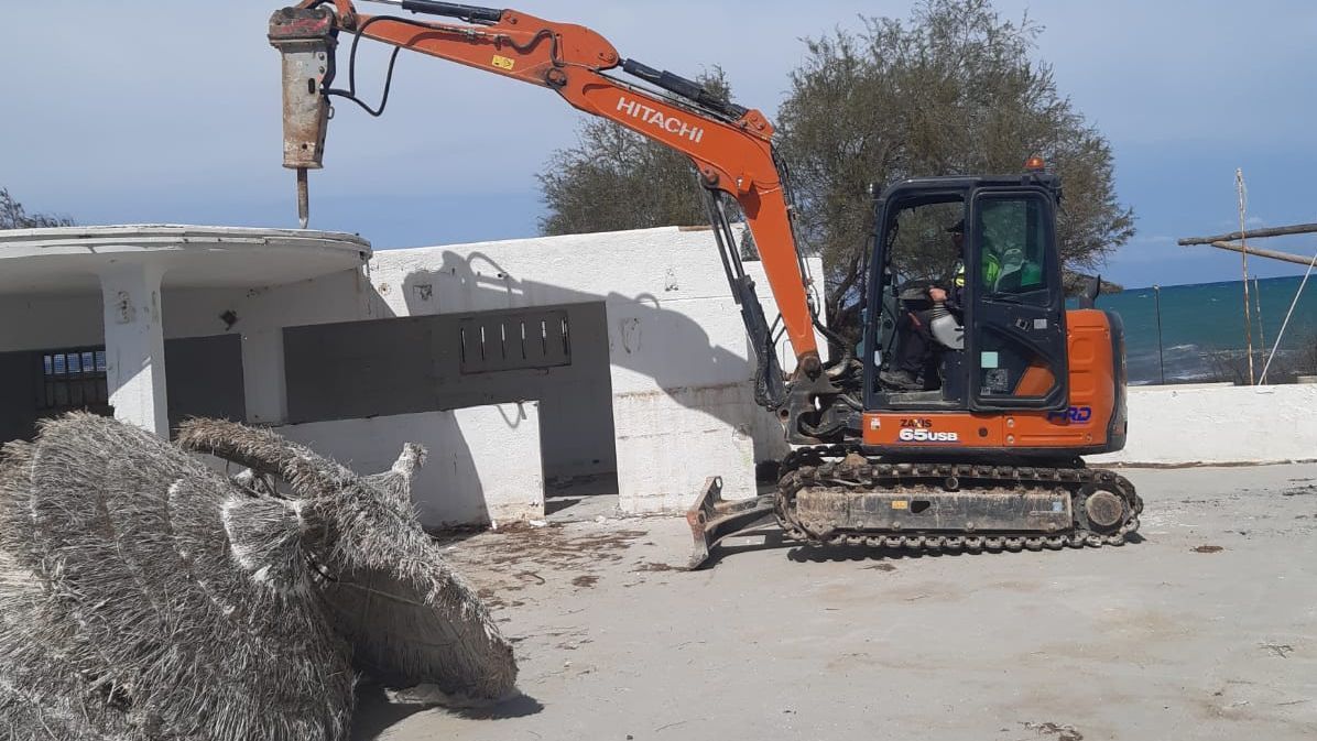 Las máquinas inician el derribo del chiringuito y la piscina del Mar y Paz de Can Picafort