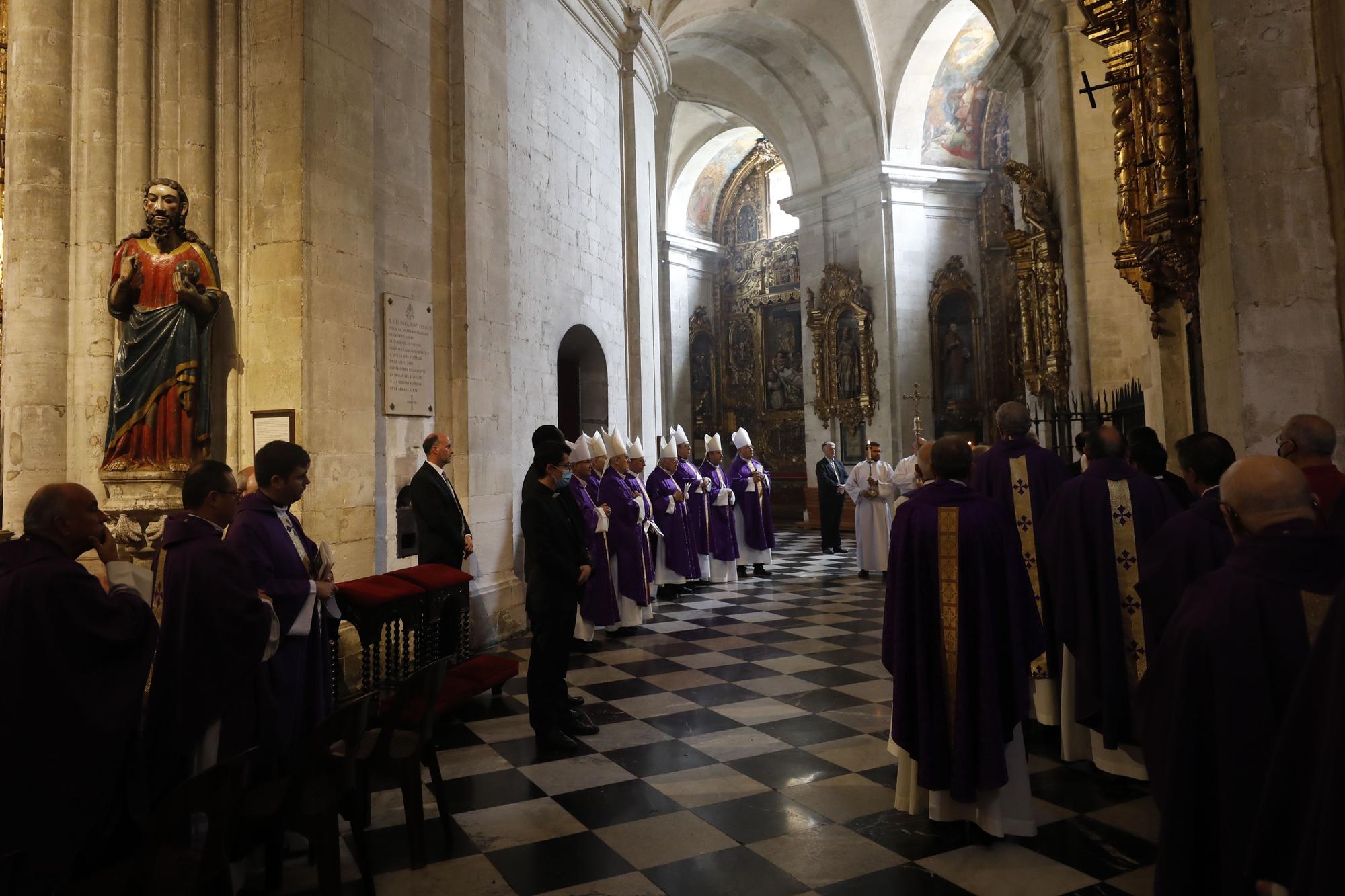 EN IMÁGENES: Asturias despide a Gabino Díaz Merchán en un multitudinario funeral en la Catedral de Oviedo