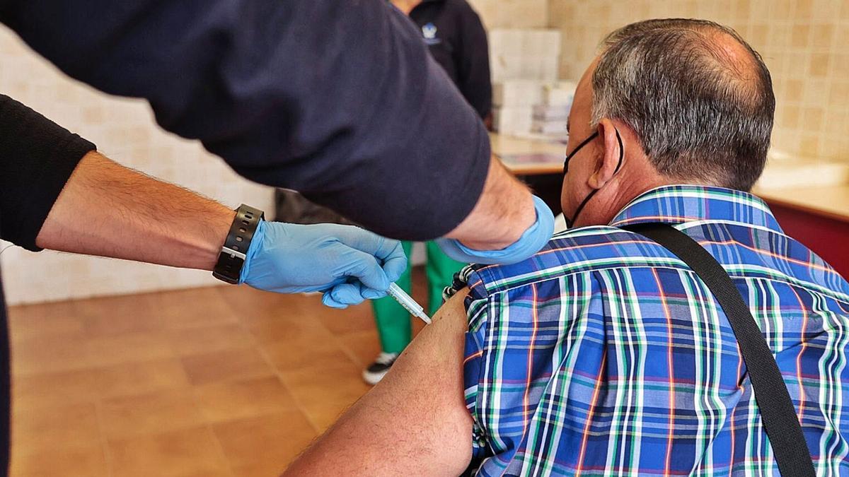 Sanidad retoma hoy la vacunación a docentes, policías y bomberos en las Islas