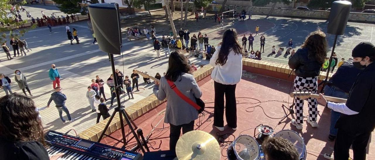 Integrantes de la escuela de rock del instituto de Torrellano tocando ayer en la jornada musical.  | MATÍAS SEGARRA