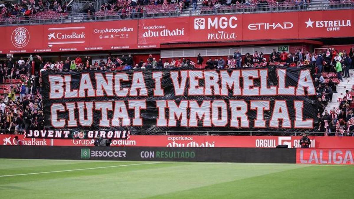 La pancarta que va mostrar el Jovent Gironí en l'últim partit a Montilivi contra la Reial.