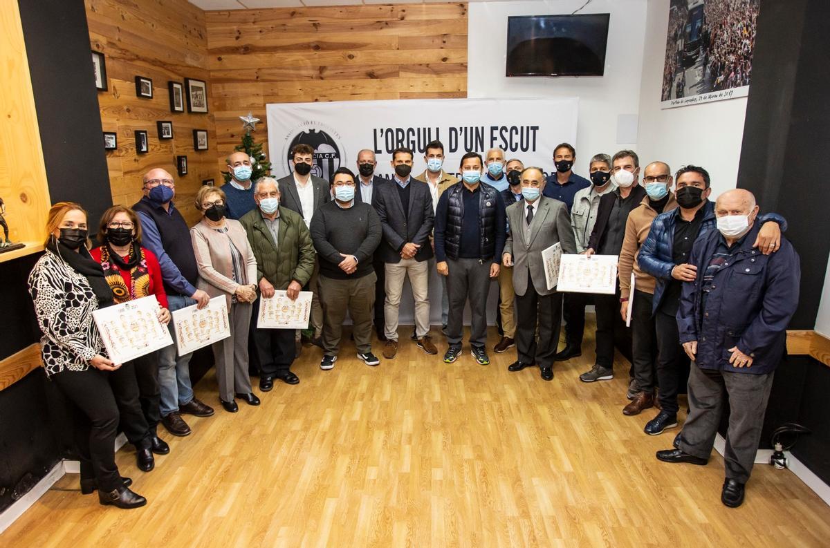 Foto de familia de los asistentes al acto.