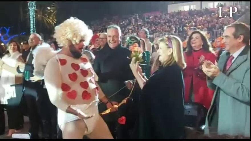 El beso entre Inmaculada Medina y el Cupido de Los Nietos de Sary Mánchez