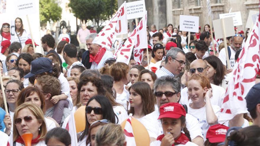 La concertada se ha manifestado esta tarde ante el Palau de la Generalitat.