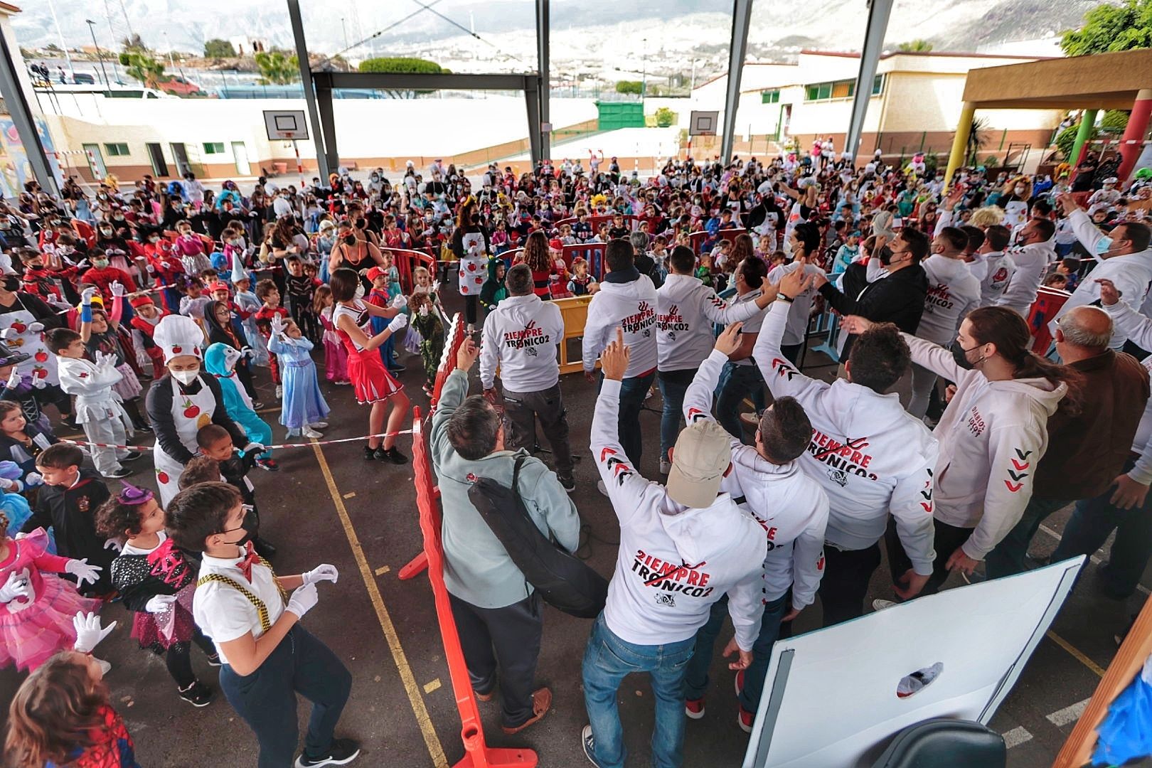 Diablos Locos celebra el Viernes de Carnaval con los alumnos del Príncipe Felipe de Candelaria
