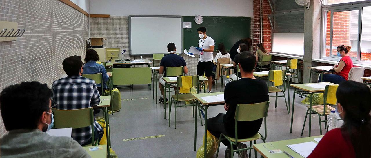 Exámenes de una oposición para maestro de secundaria el pasado mayo en València. | FRANCISCO CALABUIG