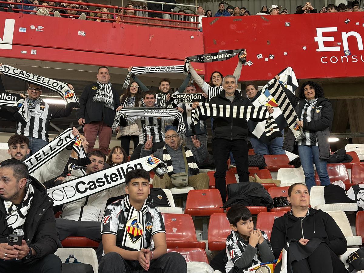 Aficionados del Castellón, en el desplazamiento a El Molinón de Gijón.