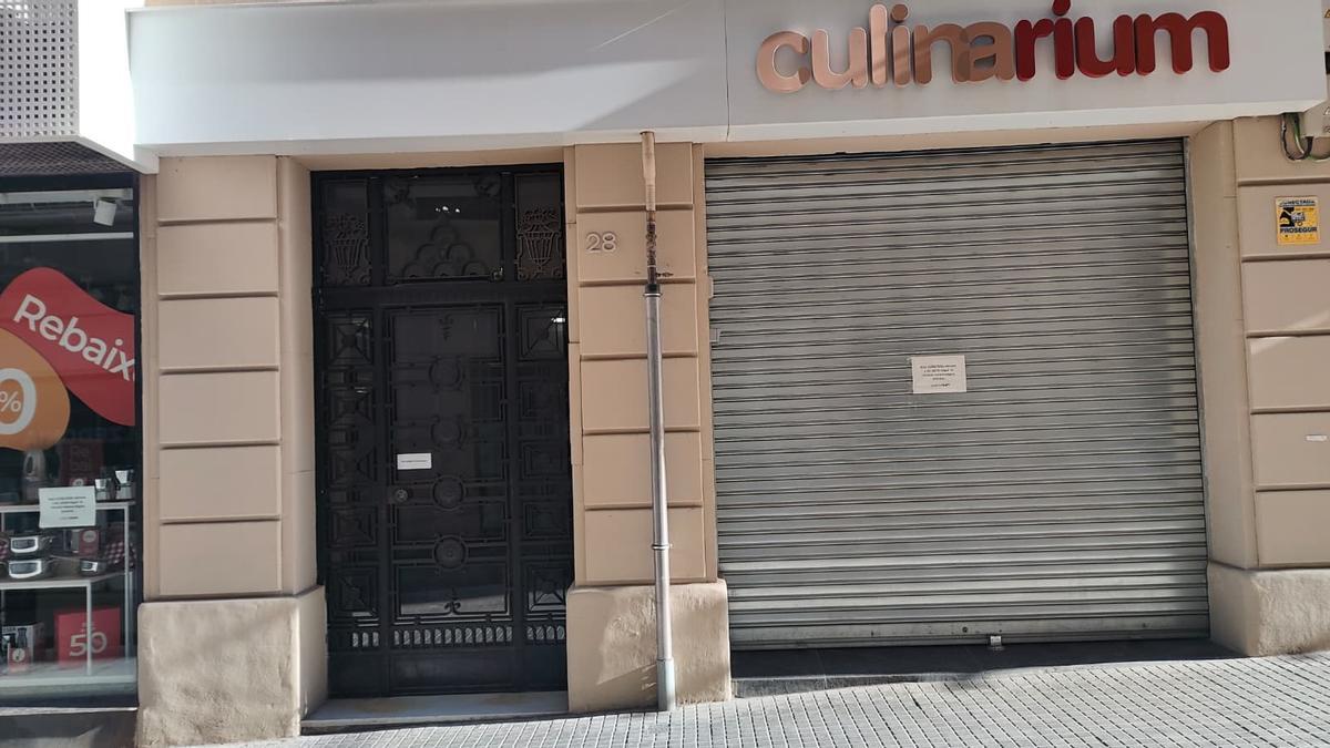 Botiga Culinarium tancada i amb un cartell que informava que obriria a la tarda