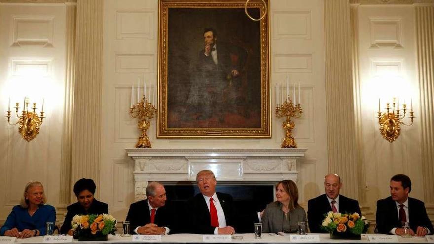 Trump (en el centro), durante una reunión con directivos de grandes empresas en la Casa Blanca. // Reuters