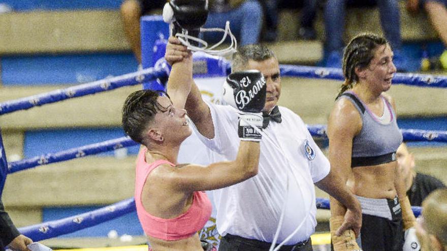 El árbitro de su combate, Salvador &#039;Pantera&#039;, alza el brazo de Davinia Pérez como vencedora sobre Maribel de Souza