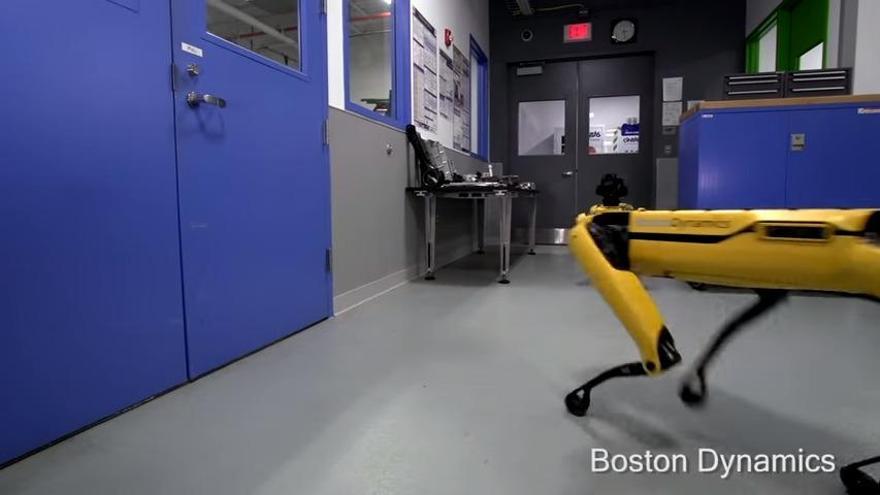 Llega la ayuda deseada: &quot;Hey Buddy, Can You Give Me a Hand?&quot; (&quot;Colega, ¿me echas una mano?&quot;) se titula el vídeo. Este es el momento en el que el primer robot se separa porque llega su compañero en su ayuda para vencer el obstáculo de la puerta.