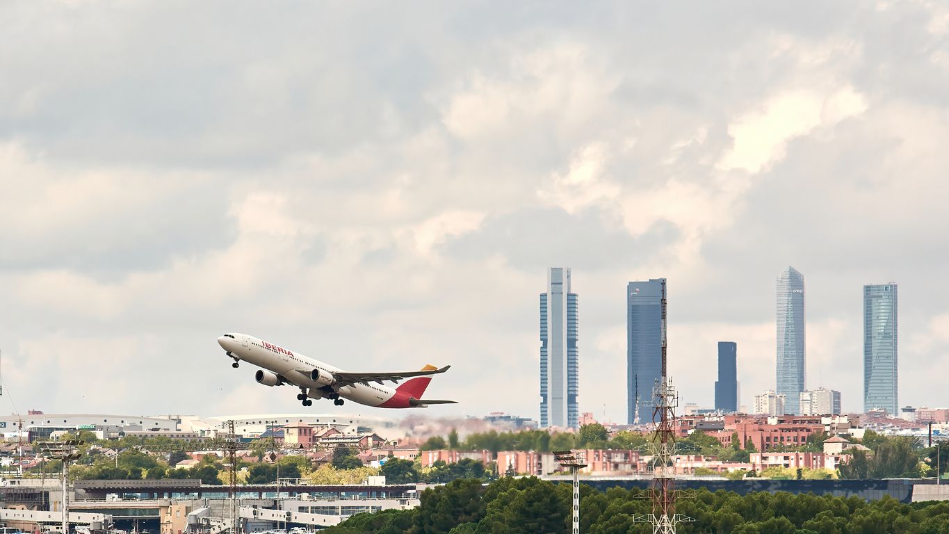 Iberia: así son las nuevas medidas del equipaje de mano que admite la  compañía - Viajar