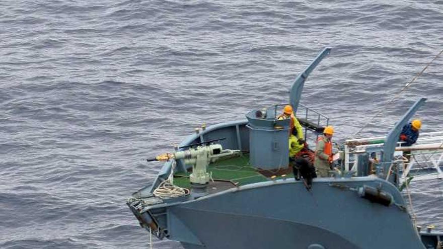 Fotografía de archivo tomada el 7 de enero del 2006 facilitada por la organización ecologista Greenpeace del barco ballenero Nisshin Maru tras herir con un arpón una ballena en el sur del Océano Atlántico. El Gobierno japonés ha anunciado que ha decidido suspender la captura de ballenas jorobadas. EFE/Kate Davison