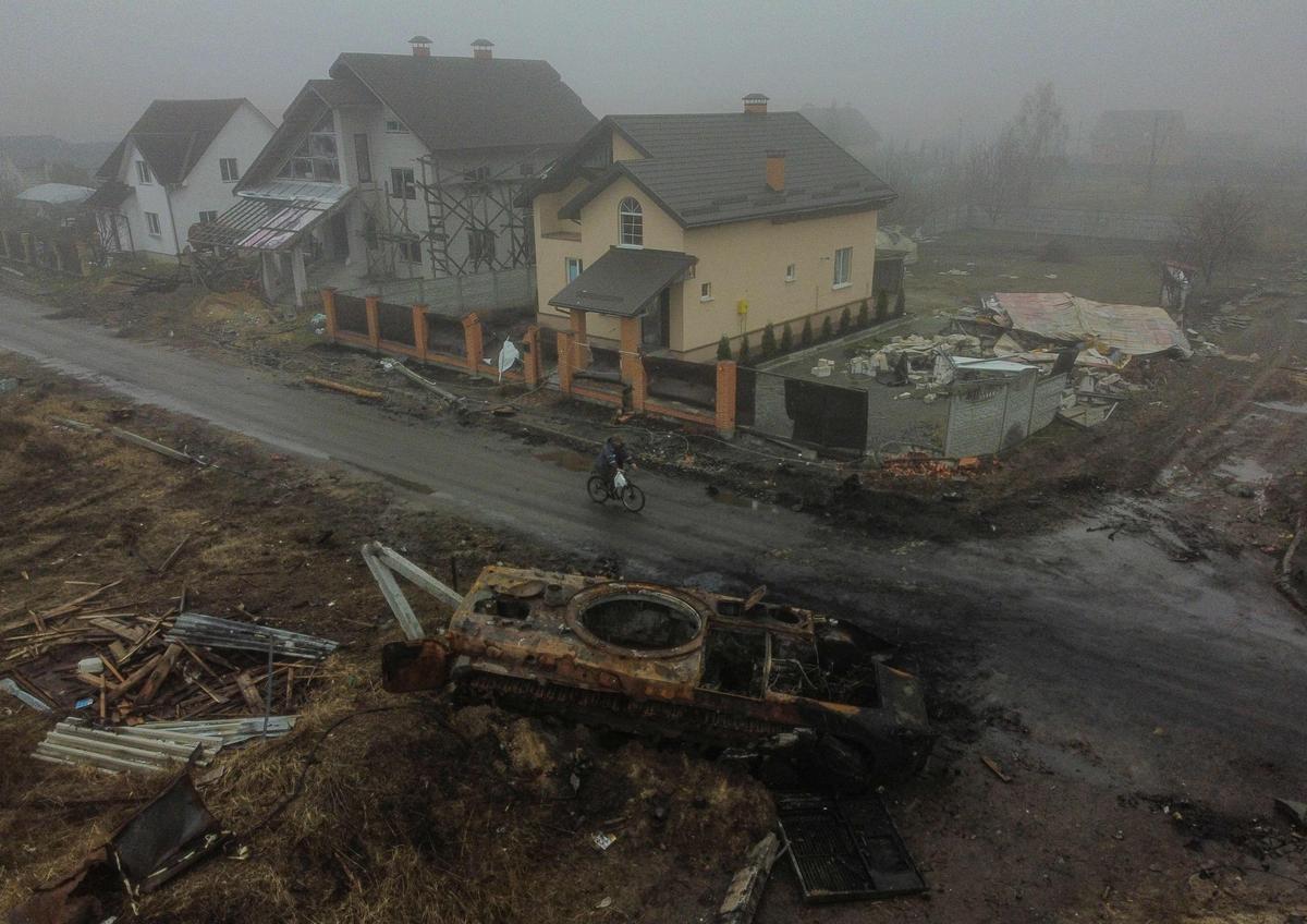 Un ciclista en una zona residencial completamente destrozada a las afueras de Kiev 