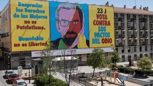 Lona de Avaaz desplegada en la plaza Pedro Zerolo de Madrid