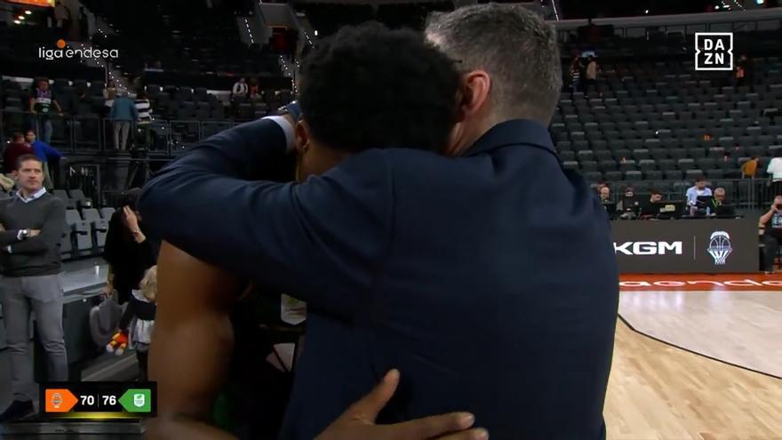 Así ha sido el abrazo entre Ibon Navarro y Chase Audige tras los 20 puntos anotados por el jugador