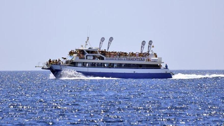 Un ´party boat´ se acerca a Cala Saona, en aguas de Formentera, la pasada semana.