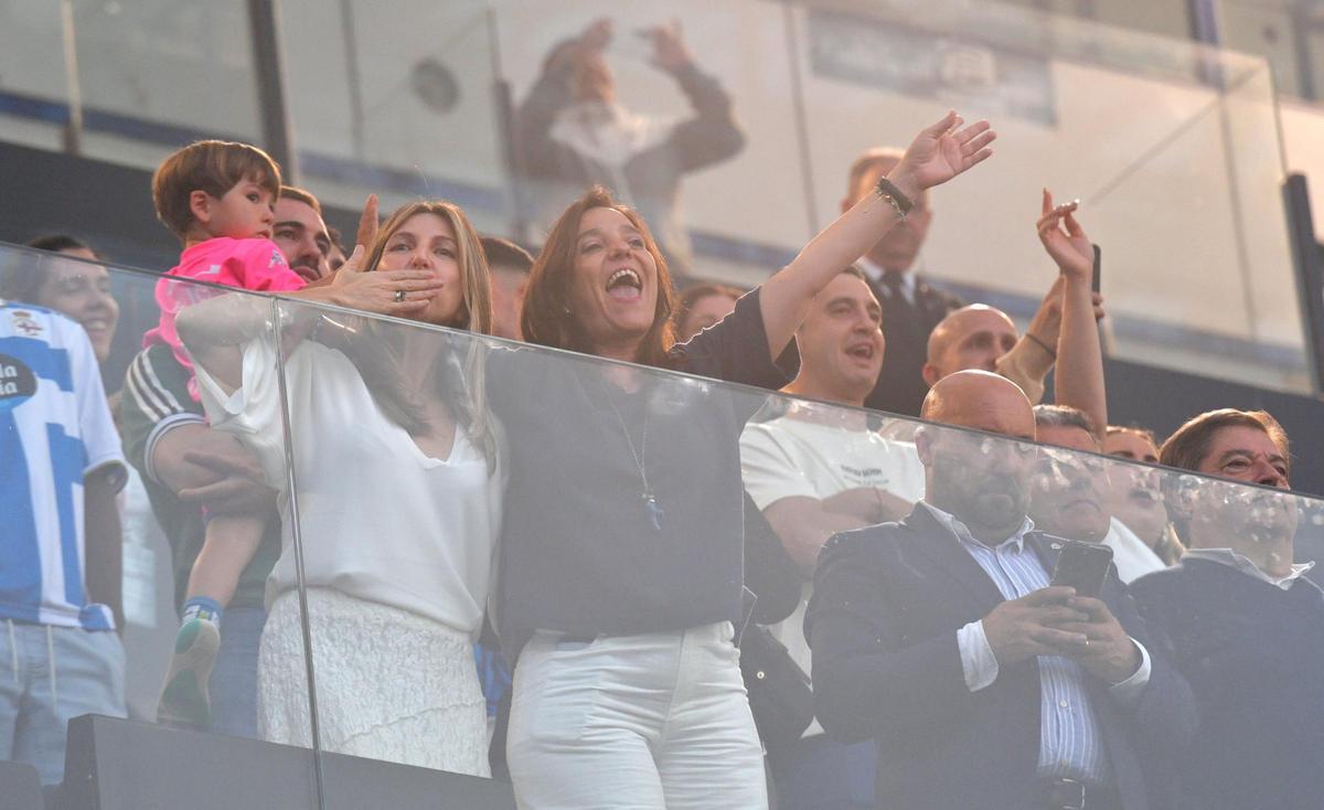 Así fue la invasión de aficionados en el campo en la celebración tras el partido en Riazor