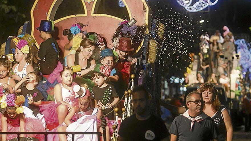 Un momento del desfile de carrozas con los niños de Sant Joan d&#039;Alacant