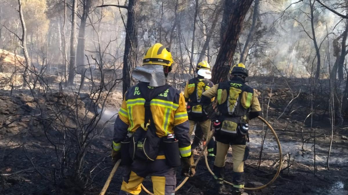 Bombers de Ibiza traajando para combatir el incendio en Santa Eulària.