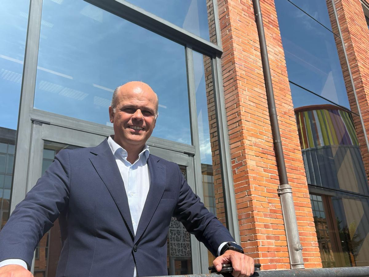 Saúl Paunero, director de operaciones de Duro Felguera, a la puerta del edificio Los Relojes de Valnalón, en Langreo