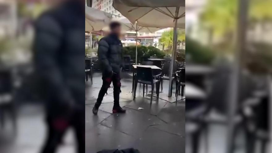Un joven armado con un cuchillo trata de apuñalar a otro y siembra el pánico en el Ensanche de Santiago