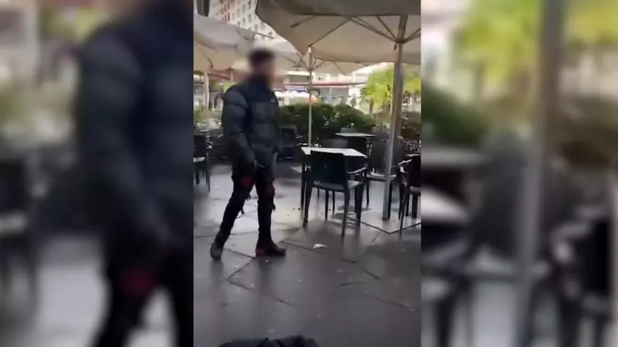 Un joven armado con un cuchillo siembra el pánico en Santiago