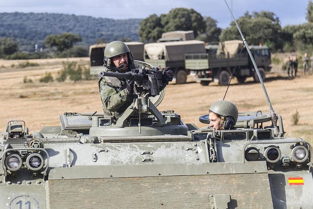 La ministra de Defensa visita la base de la Brigada