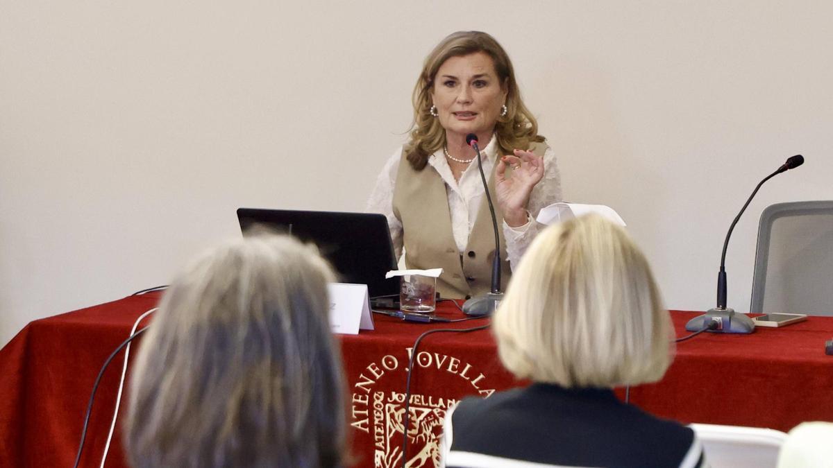 Isabel Menéndez Benavente, durante la charla.