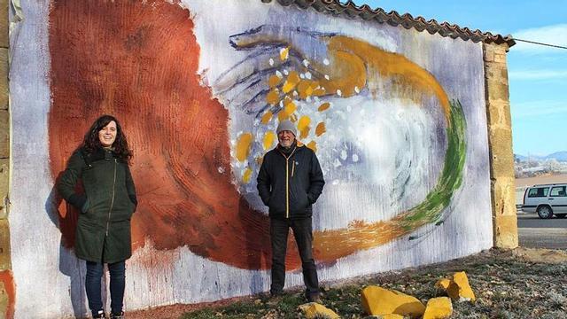 Marta Ricart i Joma Rius davant del mural que han desenvolupat en els darrers mesos