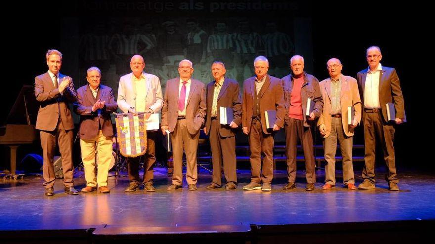 Homenatge als expresidents del Figueres per celebrar el Centenari. Pagès és al mig, entre Giró i Bach