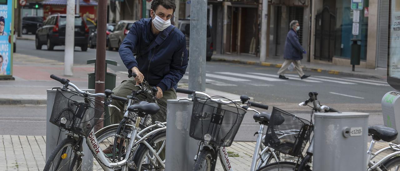 Usuarios utilizando el servicio de BiciElx durante la pandemia de coronavirus