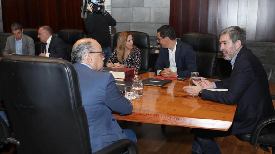 El presidente, Fernando Clavijo, con los consejeros José Miguel Barragán (de espaldas), Pablo Rodríguez y Rosa Dávila, ayer en el Consejo de Gobierno.
