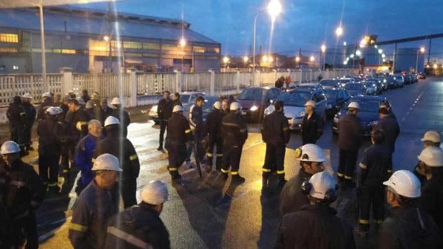 Caravana de acceso a la fábrica de Alcoa, ayer, pasadas las siete de la mañana.