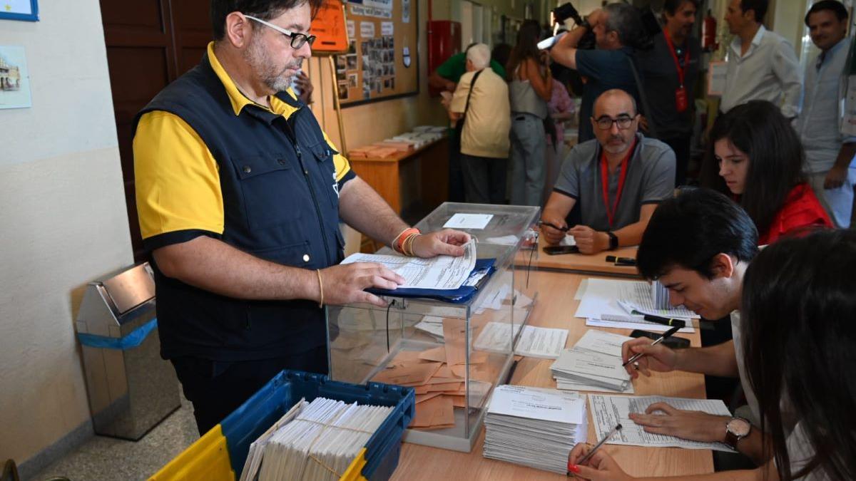 Fotogalería | Así se vive la jornada electoral en Extremadura y España