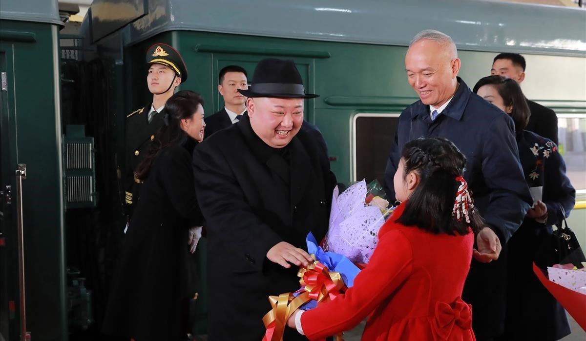 El líder de Corea del Norte, Kim Jong-Un, recibe un ramo de flores de una niña china a su llegada a la estación de Beijing en China.