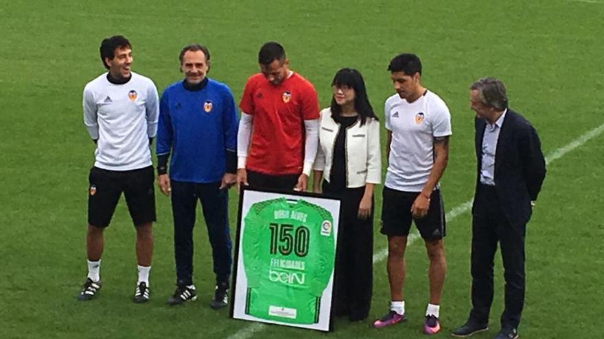 Instante del homenaje, hoy, a Diego Alves.